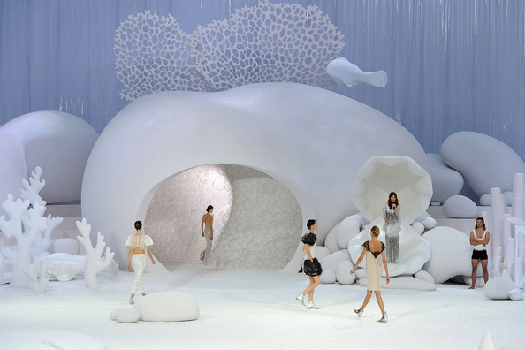 1319144706-zaha-hadid-for-karl-lagerfeld-003