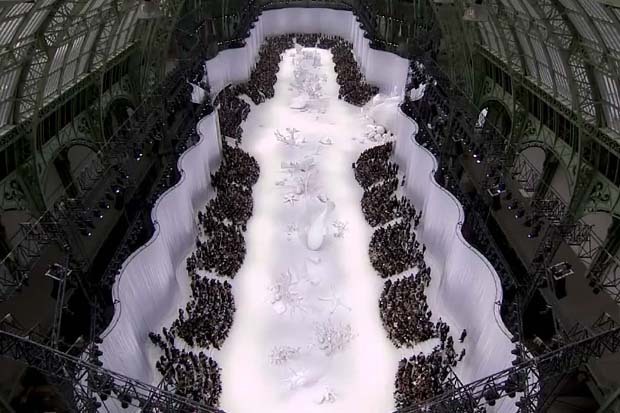 1319145567-zaha-hadid-for-karl-lagerfeld-002