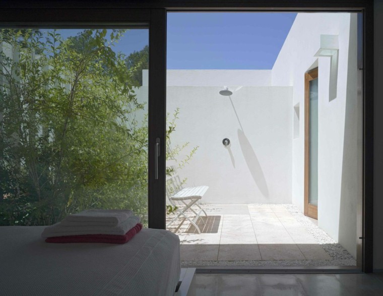 dormitorio-blanco-jardin-interior